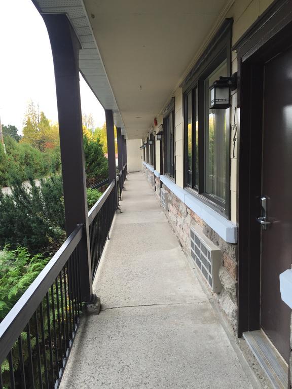 Motel Capri Et Suites Repentigny Exterior foto