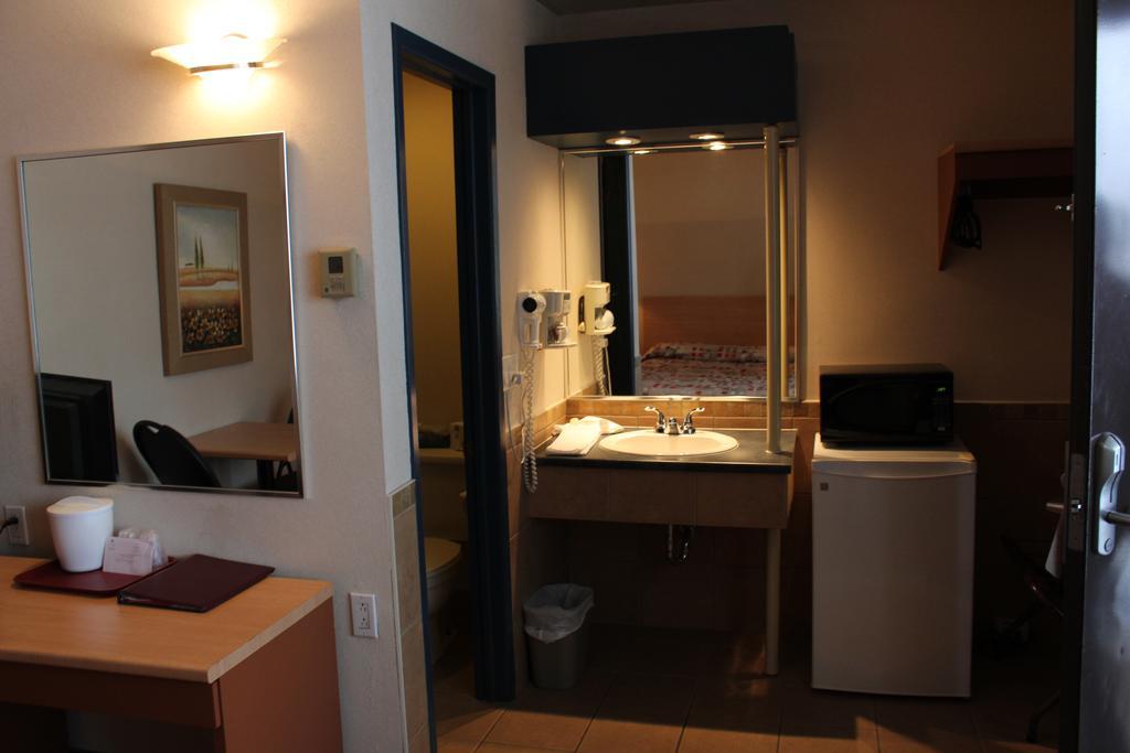 Motel Capri Et Suites Repentigny Exterior foto